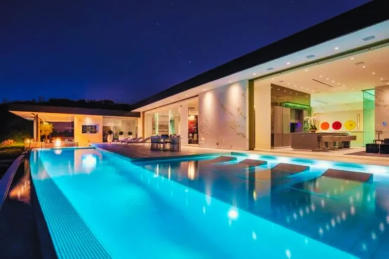 Infinity edge lap pool